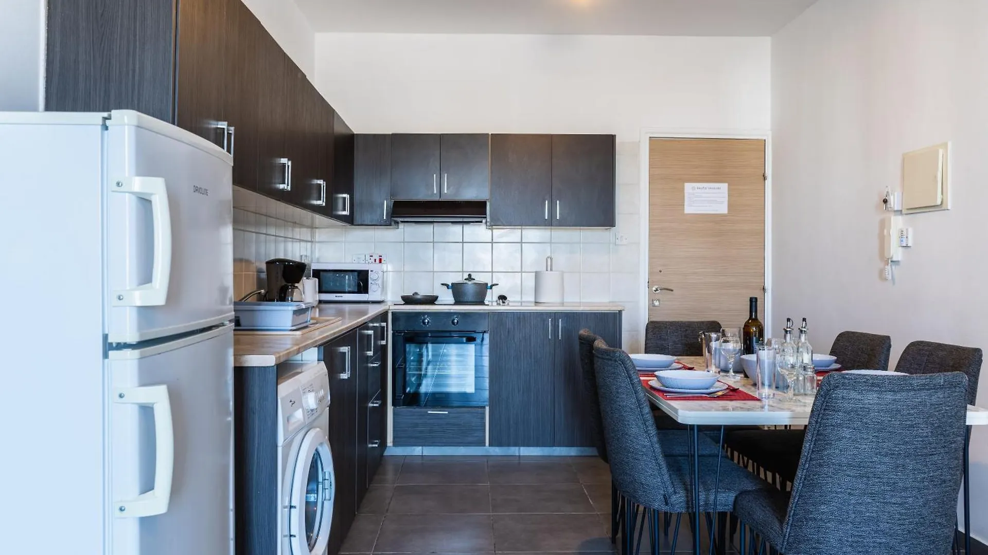 Olympus 2-Bedroom Apartment 라르나카 0*,  키프로스
